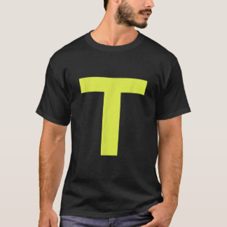 Camiseta Letra T en Amarillo sobre Traje Verde Parte de Hal