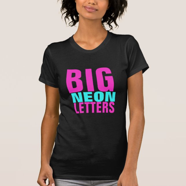 CAMISETA LETRAS DE NEÓN GRANDES (Anverso)