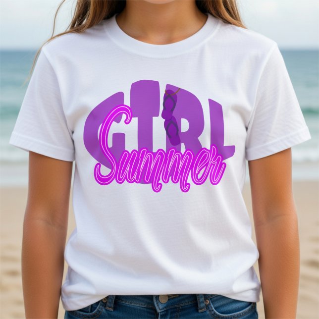 Camiseta Letras Moradas en Negrita para Ropa de Verano de P (Flip flops, bold colors, and summer vibes. This GIRL Summer tee is your go-to for sunny days.)