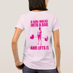 Camiseta Levantamiento - Un Chica Camina A Un Bar Y Lo Leva