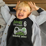 Camiseta Level 6 Unlocked - Fun Birthday 6 Gamer<br><div class="desc">Celebrate your child's 6th birthday with this Gamer-themed design for kids' birthdays! With the phrase "LEVEL 6 UNLOCKED AWESOME SINCE CUSTOMIZABLE YEAR" in modern green and white typography and a gamer controller in the background. The design is personalized with your child's year of birth, ideal for giving as a gift...</div>