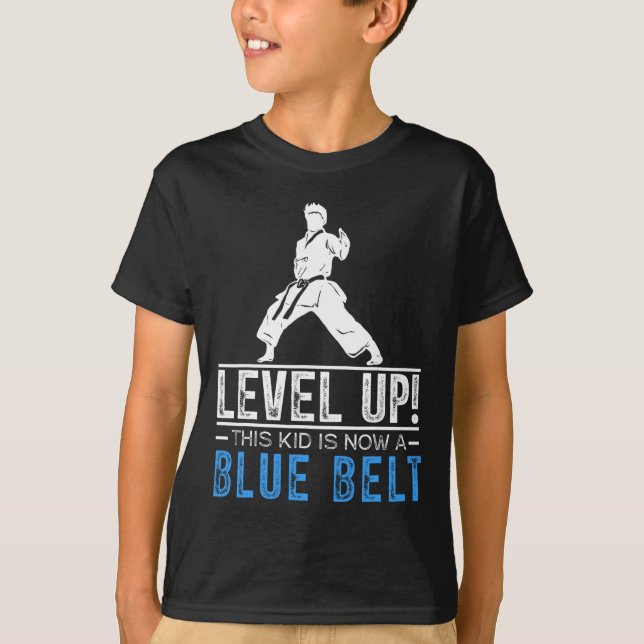 Camiseta Level Up! This Kid Is Now A Blue Belt Karate Award (Anverso)