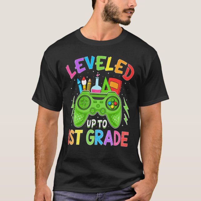Camiseta Leveled Up To 1st Grade Gamer Back To School Stude (Anverso)