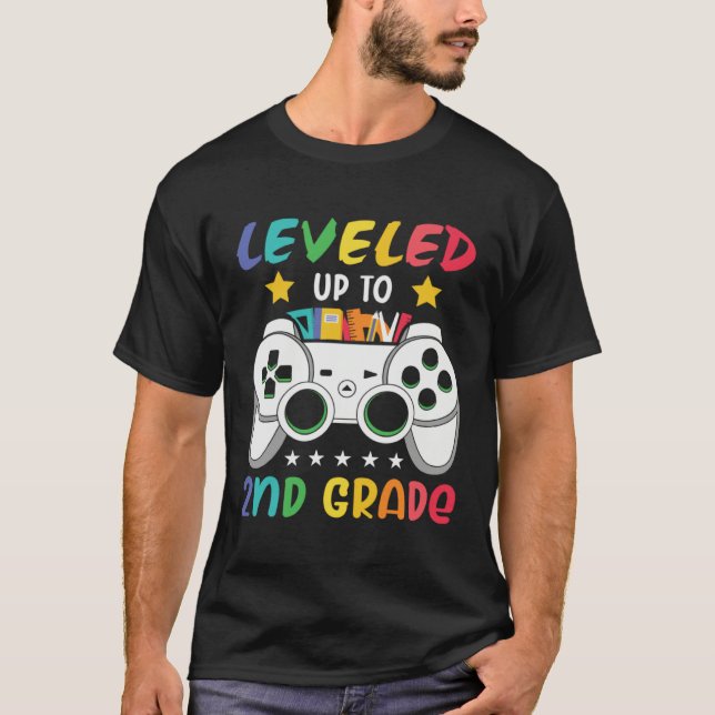 Camiseta Leveled Up To 2nd Grade  Gaming 1st Grade Graduati (Anverso)