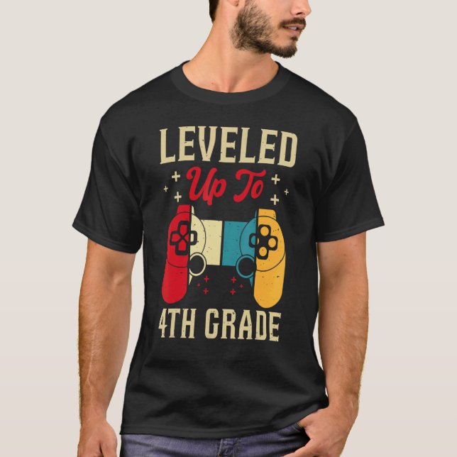 Camiseta Leveled Up To 4th Grade Gamer Back To School First (Anverso)