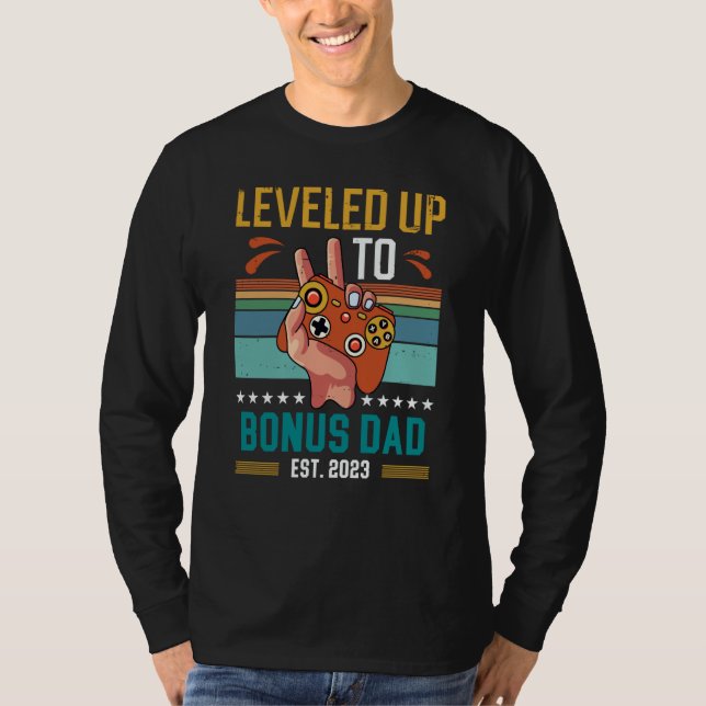Camiseta Leveled Up to Bonus Dad 2023 New Stepdad Gamer (Anverso)