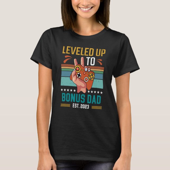 Camiseta Leveled Up to Bonus Dad 2023 New Stepdad Gamer (Anverso)