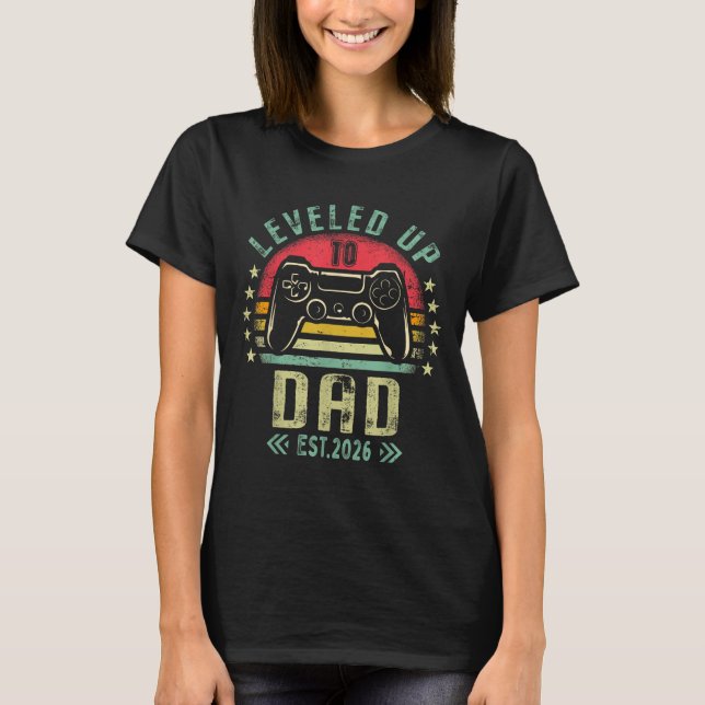 Camiseta Leveled Up To Dad 2026 Promoted To Daddy Level Unl (Anverso)