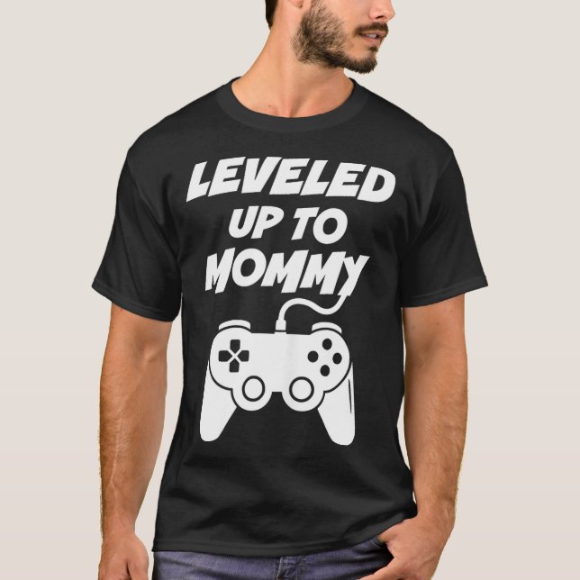 Camiseta Leveled Up To Mommy  (Anverso)