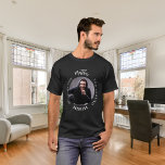 Camiseta Leyenda del fotógrafo blanco negro de soltero<br><div class="desc">Celebra su día especial con estilo con esta camiseta personalizada! Con un fondo negro clásico y un texto audaz que dice: "El hombre, el mito, la leyenda". Personalizar el diseño agregando su nombre y una foto favorita para hacerlo verdaderamente único. Esta camiseta es el regalo perfecto para una legendaria celebración...</div>