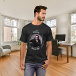 Camiseta Leyenda del mito del fotógrafo blanco negro de cum<br><div class="desc">Celebra su día especial con estilo con esta camiseta de cumpleaños personalizada! Con un fondo negro clásico y un texto audaz que dice: "El hombre, el mito, la leyenda". Personalizar el diseño agregando su nombre, edad y una foto favorita para hacerlo verdaderamente único. Esta camiseta es el regalo perfecto para...</div>