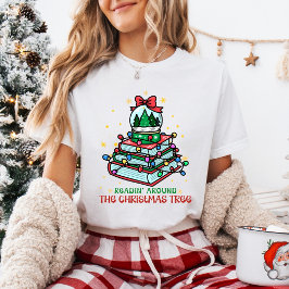 Camiseta Leyendo alrededor del árbol de Navidad