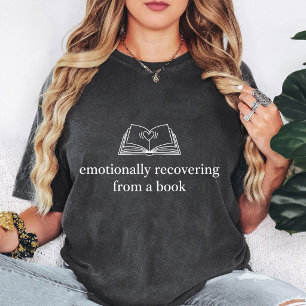 Camiseta Leyendo emocionalmente de un libro con corazón