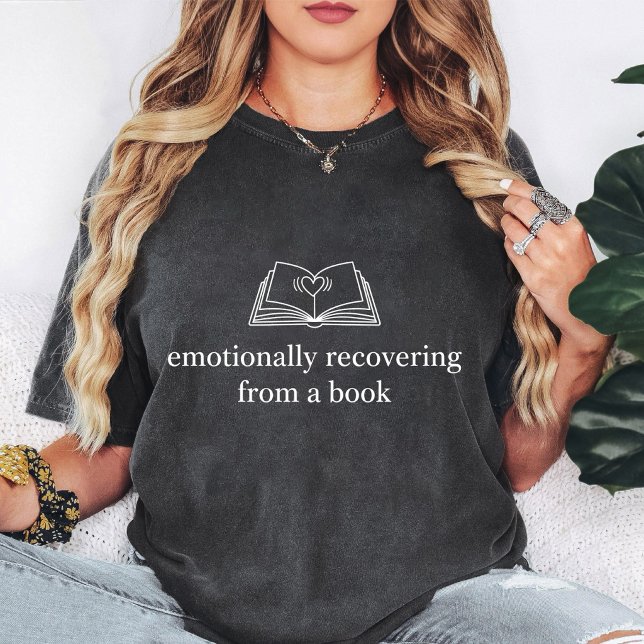 Camiseta Leyendo emocionalmente de un libro con corazón (Subido por el creador)