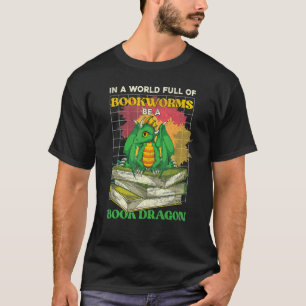 Camiseta Leyendo En Un Mundo Lleno De Librerías Dragon