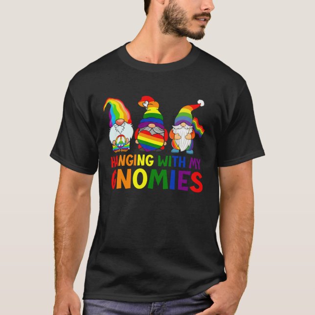 Camiseta LGBT Pride LGBTQ Rainbow Gnomies  Hanging with my  (Anverso)