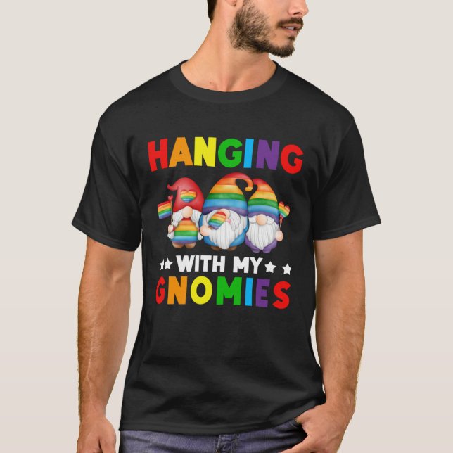 Camiseta LGBT Pride LGBTQ Rainbow Gnomies  Hanging with my  (Anverso)