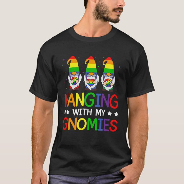Camiseta LGBT Pride LGBTQ Rainbow Gnomies  Hanging with my  (Anverso)