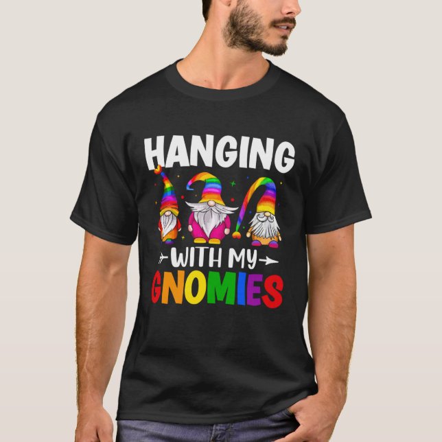 Camiseta LGBT Pride LGBTQ Rainbow Gnomies  Hanging with my  (Anverso)