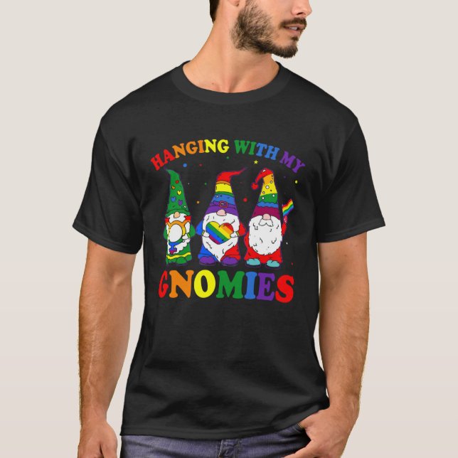 Camiseta LGBT Pride LGBTQ Rainbow Gnomies  Hanging with my  (Anverso)