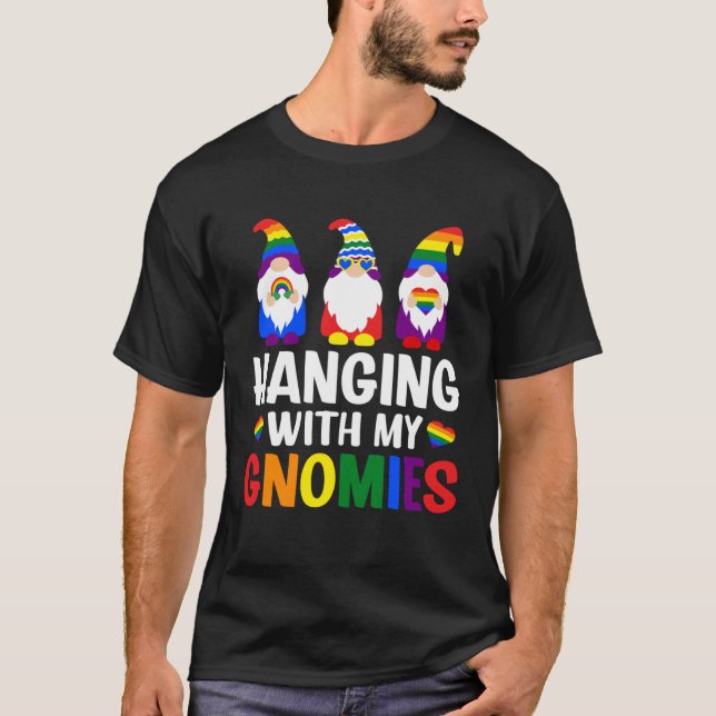 Camiseta LGBT Pride LGBTQ Rainbow Gnomies  Hanging with my  (Anverso)