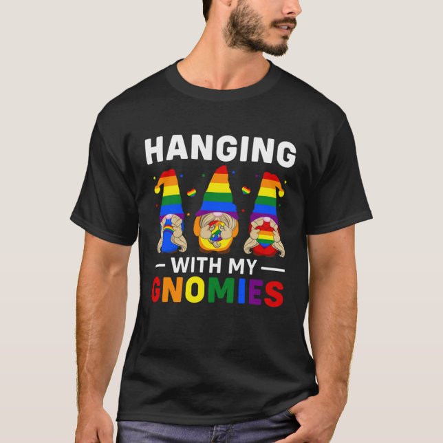 Camiseta LGBT Pride LGBTQ Rainbow Gnomies  Hanging with my  (Anverso)