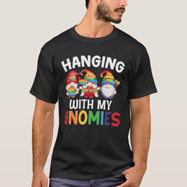Camiseta LGBT Pride LGBTQ Rainbow Gnomies  Hanging with my  (Anverso)