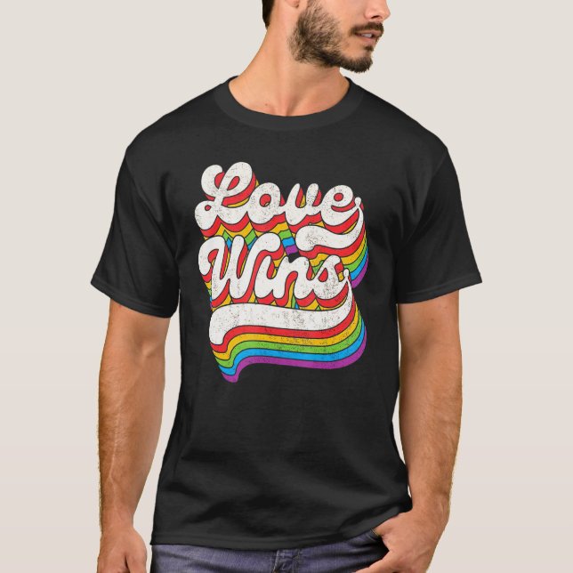 Camiseta LGBTQ Love Wins Gay Pride LGBT Rainbow Flag Retro  (Anverso)