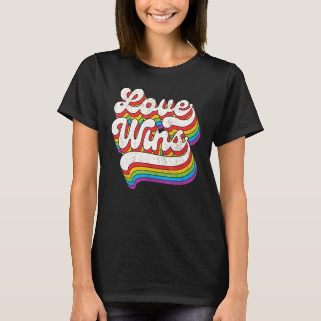 Camiseta LGBTQ Love Wins Gay Pride LGBT Rainbow Flag Retro  (Anverso)