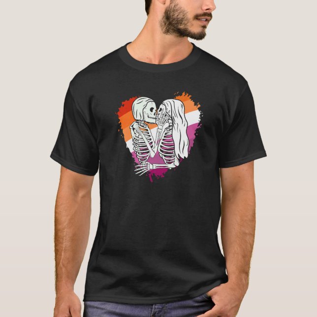 Camiseta LGBTQ Pride flag skeletons kissing a Lesbian skele (Anverso)