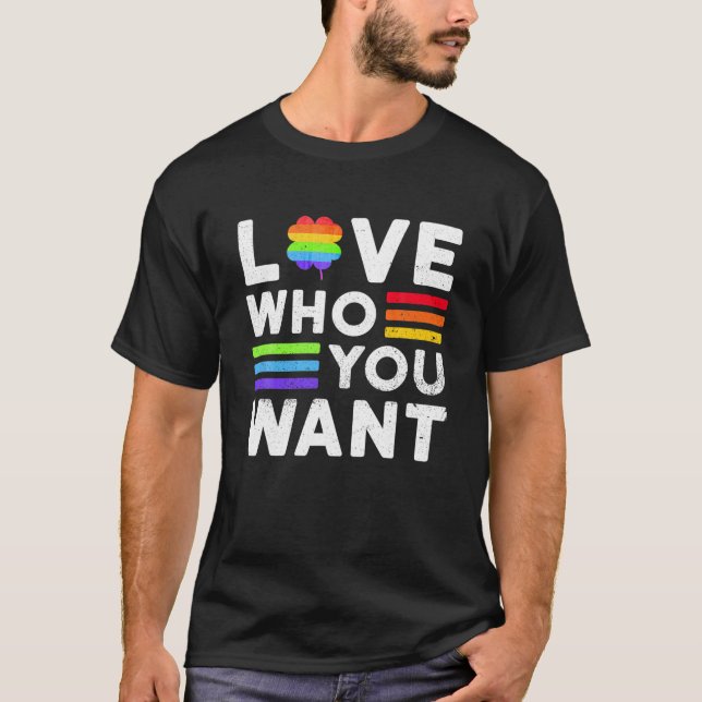 Camiseta LGBTQ Rainbow Shamrock Love A Quien Quieres Gay St (Anverso)