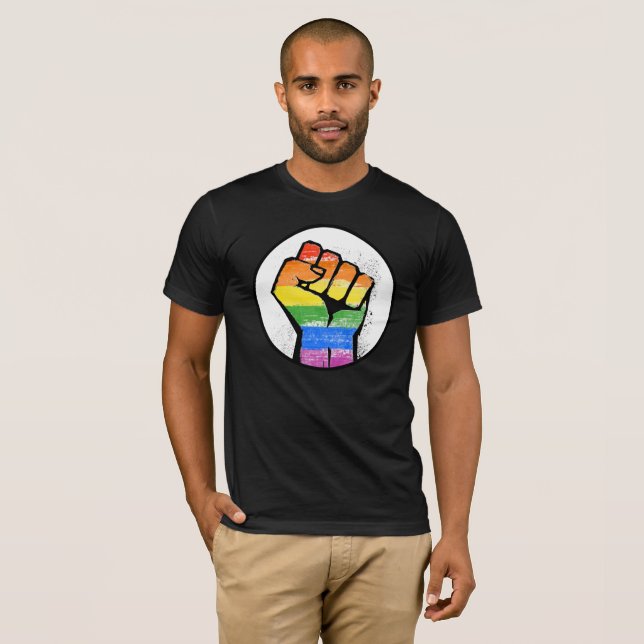 CAMISETA LGBTQ RESISTEN EL PUÑO (Anverso completo)
