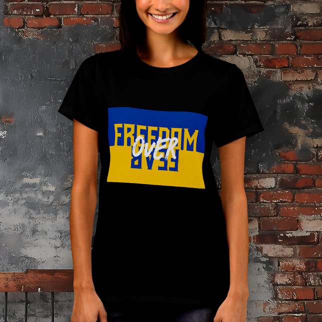 Camiseta Libertad por miedo apoyar a las damas de Ucrania (Freedom Over Fear Black Womens TShirt. Support Ukraine. Slava Ukraini. Sunflowers for Ukraine.)
