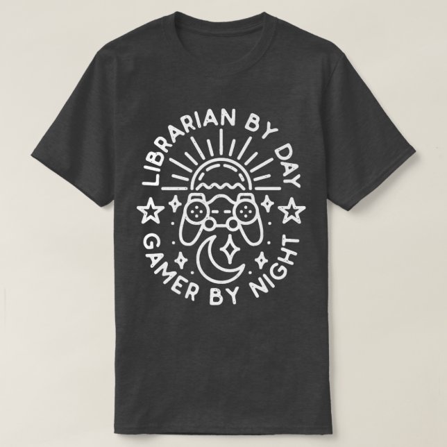 Camiseta Librarian By Day Gamer By Night Distressed Design  (Diseño del anverso)