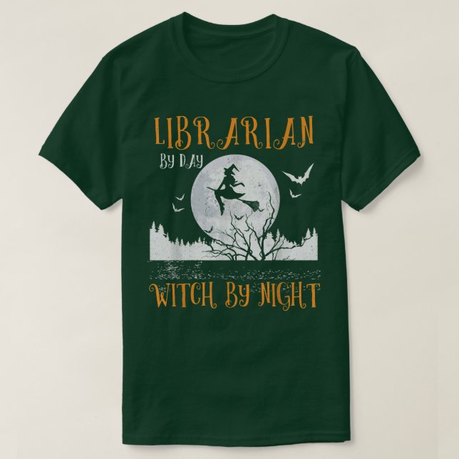 Camiseta Librarian By Day Witch By Night Women Halloween  (Diseño del anverso)