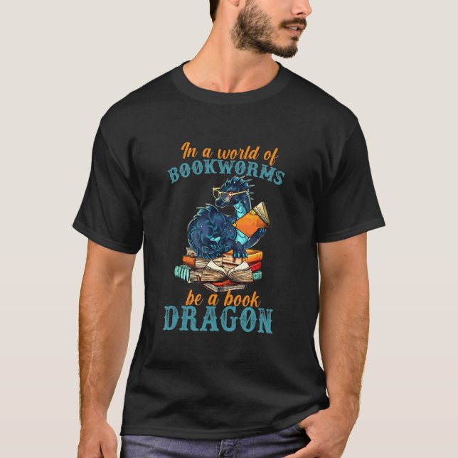 Camiseta Libro Dragón En Un Mundo De Librerías (Anverso)