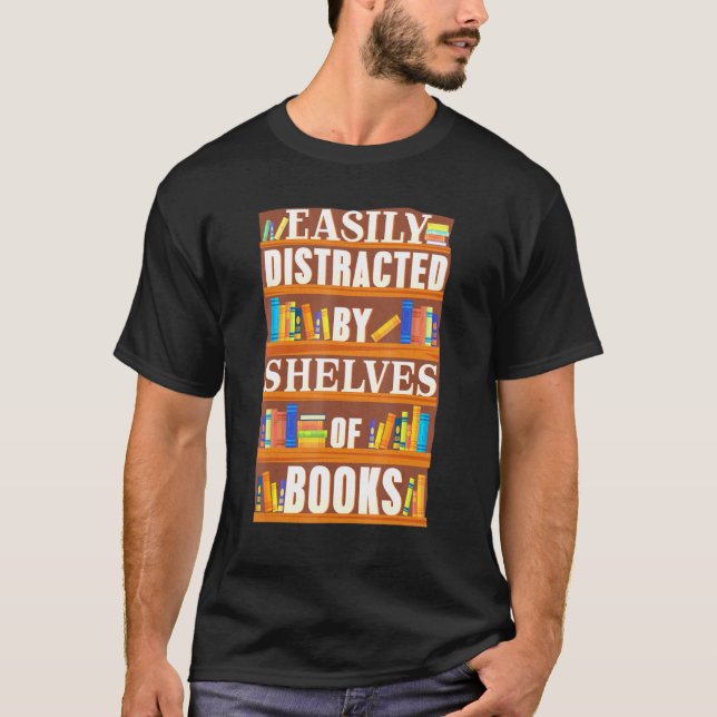 Camiseta Libros bibliotecarios fácilmente distrados estante (Anverso)