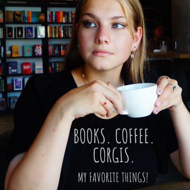Camiseta Libros Café Corgis. ¡Mis Cosas Favoritas! (Books. Coffee. Corgis. My Favorite Things! Black t-shirt)