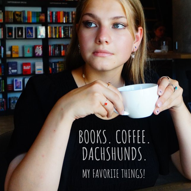 Camiseta Libros Café Dachshunds. ¡Mis Cosas Favoritas! (Books. Coffee. Dachshunds. My Favorite Things! Black t-shirt)