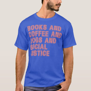 Camiseta Libros y café y perros y justicia social La P