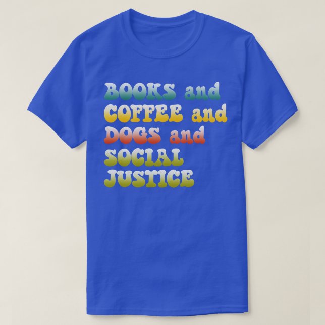 Camiseta Libros Y Café Y Perros Y Retro De Justicia Social (Diseño del anverso)