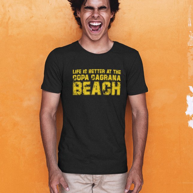 Camiseta Life ist better at the beach of Copa Cagrana (Dieses schwarze T-Shirt mit dem gelben Slogan vermittelt  das Gefühl von Sonne, Sand und Freizeit.)