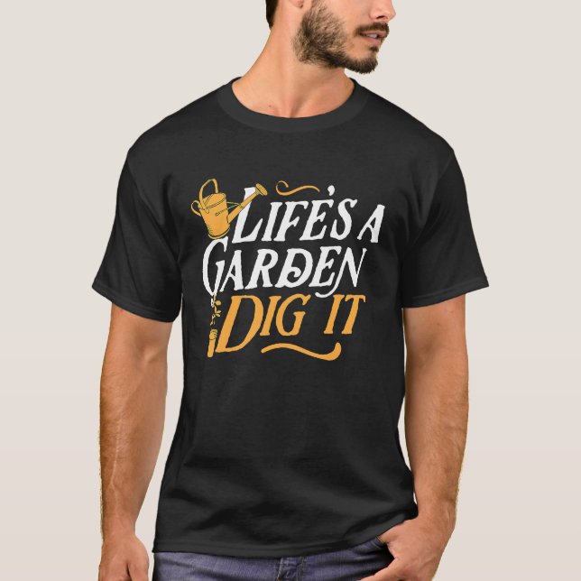 Camiseta Life's A Garden Dig It Cute Trendy Essential  Plan (Anverso)