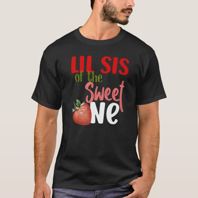 Camiseta Lil Sis The Sweet One Strawberry Birthday Family P (Anverso)