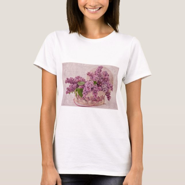 Camiseta Lilacs En Una Caja De Gorras Victoriana (Anverso)