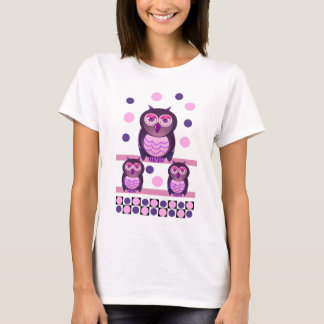 Camiseta linda con los búhos y los lunares