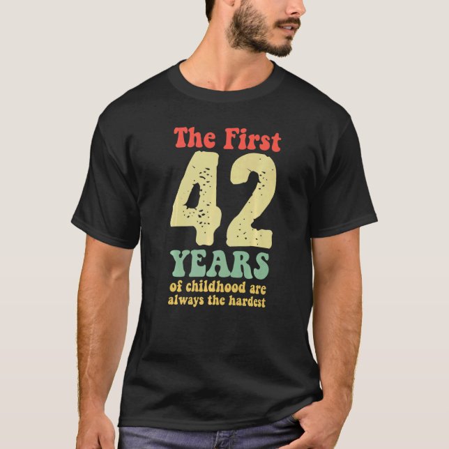 Camiseta lindo los primeros 42 años de la infancia son siem (Anverso)