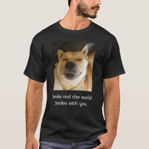 Camiseta lindo perro gracioso sonriendo con eslogan ascende