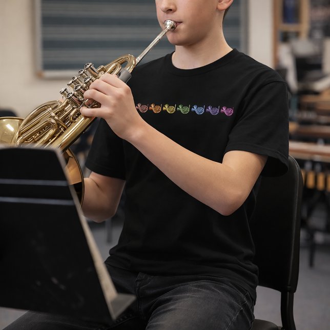 Camiseta Línea de trompas francesas arcoíris (A tshirt with a lineup of rainbow french horns.)