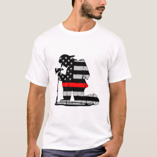 Camiseta Línea roja del bombero del arrodillamiento